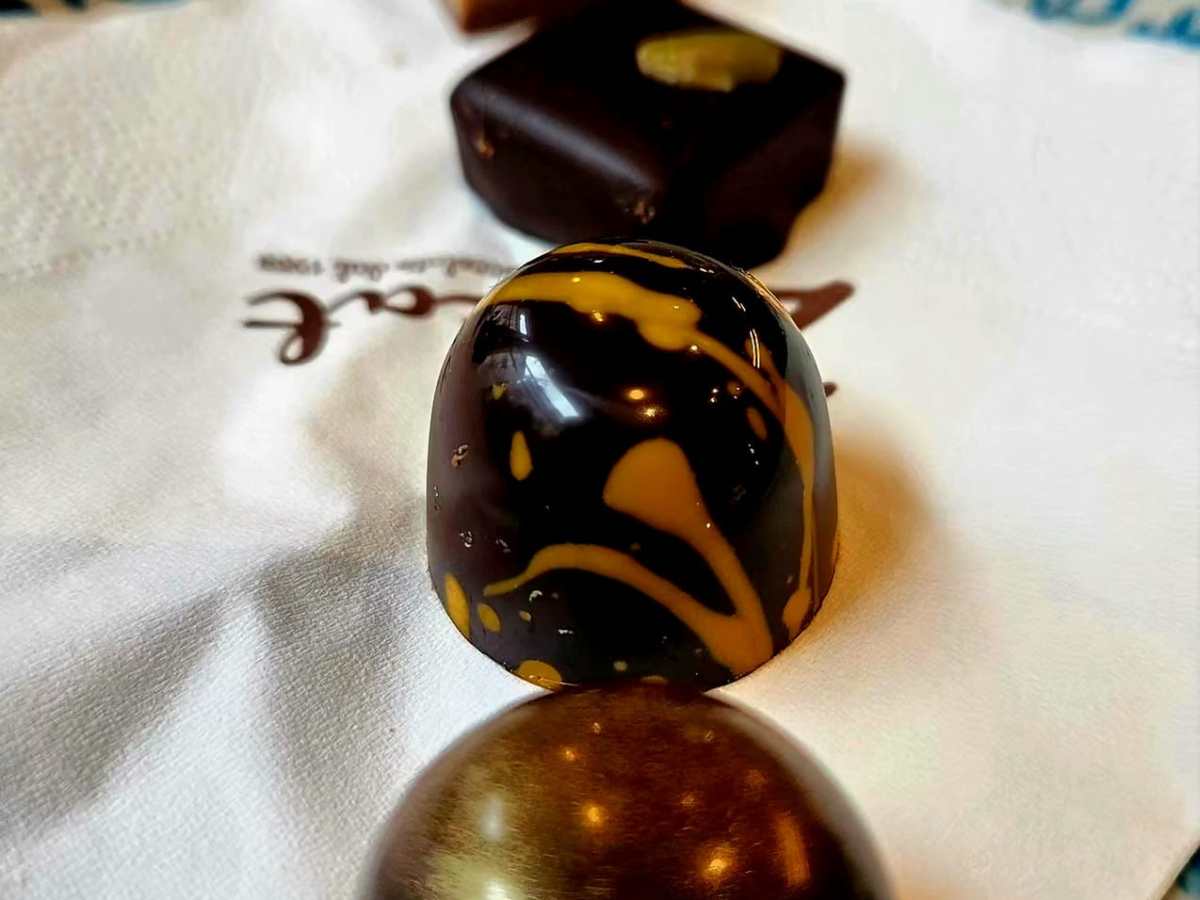 a blue and white plate sitting on a table