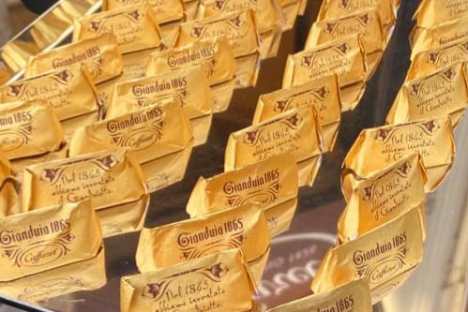 a plateaux with golden chocolate