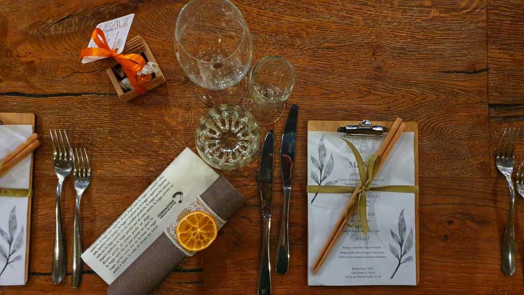 Flat Lay della nostra tavola. Team building e cena con showcooking a Torino