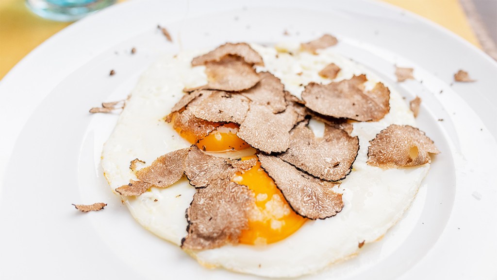 Uova al tartufo bianco d'Alba.