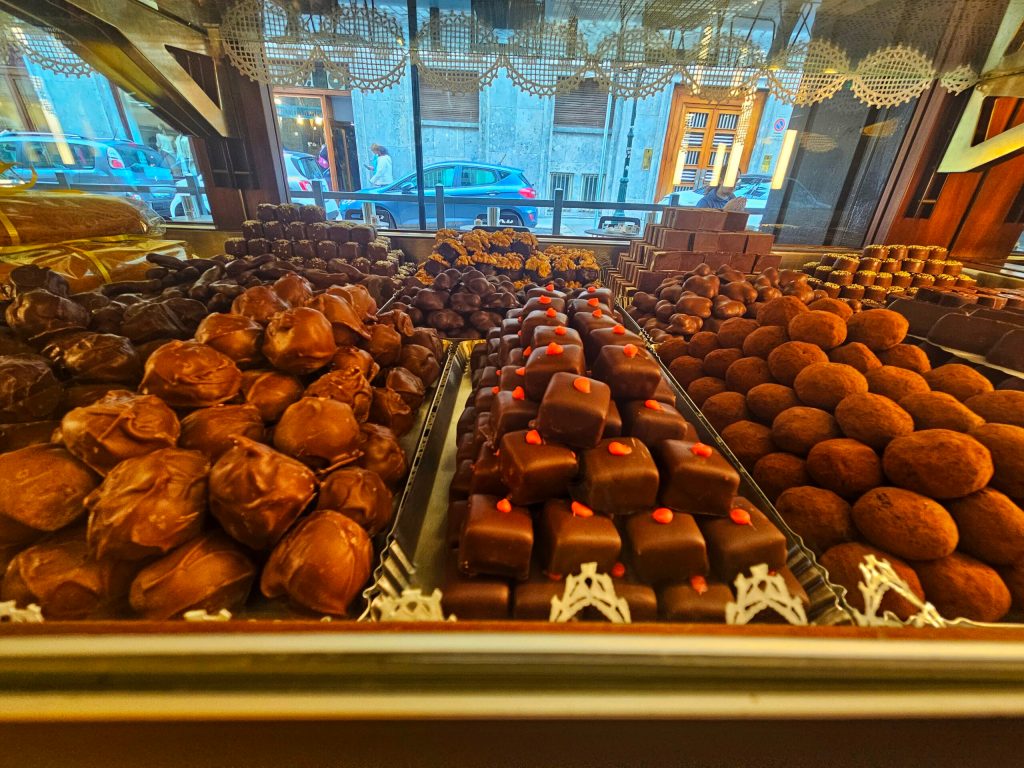 a window filled with lots of chocolate